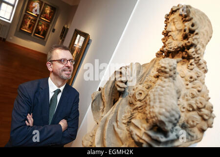 Kronach, Deutschland. 26. Februar 2015. Matthias Weniger des Bayerischen Nationalmuseums steht vor der Skulptur "Johannes des Täufers" auf dem Display in der Cranach-Ausstellung in der "Fraenkische Galerie" Ausstellungsort in Kronach, Deutschland, 26. Februar 2015. Die Malerfamilie Cranach, nannten sich nach ihrem Herkunftsort "Kronach" in Franken. Foto: David Ebener/Dpa/Alamy Live News Stockfoto