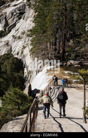 Besucher zum Yosemite National Park in Kalifornien, USA an der Spitze der Vernal verliebt sich in Stockfoto