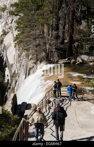 Besucher zum Yosemite National Park in Kalifornien, USA an der Spitze der Vernal verliebt sich in Stockfoto