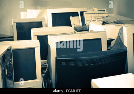 Alte Computer-Monitoren versammelten sich auf dem Boden Stockfoto