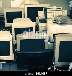 Alte Computer-Monitoren versammelten sich auf dem Boden Stockfoto