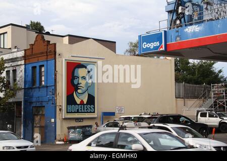 Sydney, Australien. 26. Februar 2015. Grafik-Designer Michael Agzarian das Obama Stil 4,5 m Plakat für die politische Aktivist Gruppe Abbottsolutelynot.com erstellt und bezahlt $3.000 von seinem eigenen Geld in Richtung der Anti-Abbott-Kampagne. Es ist in der Nähe einer Tankstelle in der Regent Street in Sydney Vorort von Chippendale erkennbar. Bildnachweis: Richard Milnes/Alamy Live-Nachrichten Stockfoto