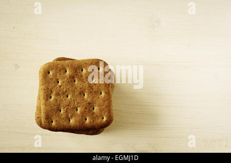 Stapel von Cracker auf einer weißen hölzernen Tischplatte-Ansicht Stockfoto
