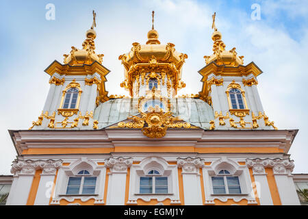 Kirche der Heiligen Peter und Paul in Peterhof, Fassade, St. Petersburg, Russland. Es war 1747-1751 von Rastrelli Architekten bauen Stockfoto