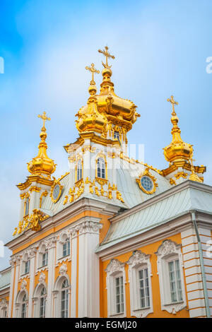 Kirche der Heiligen Peter und Paul in Peterhof, St. Petersburg, Russland. Fragment der Fassade mit goldenen Kuppeln. Es war im Jahre 1747 - bauen Stockfoto