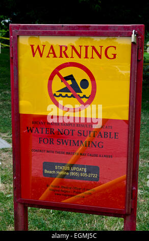 Öffentliche Gesundheit Warnschild Warnung, dass das Wasser des Lake Ontario an der Lakeside Park in St. Catharines ist nicht sicher zum Schwimmen aufgrund von Verschmutzung. Stockfoto