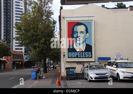 Sydney, Australien. 26. Februar 2015. Grafik-Designer Michael Agzarian das Obama Stil 4,5 m Plakat für die politische Aktivist Gruppe Abbottsolutelynot.com erstellt und bezahlt $3.000 von seinem eigenen Geld in Richtung der Anti-Abbott-Kampagne. Es ist in der Nähe einer Tankstelle in der Regent Street in Sydney Vorort von Chippendale erkennbar. Bildnachweis: Richard Milnes/Alamy Live-Nachrichten Stockfoto