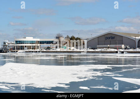 Gesamtansicht der Billy Bishop Toronto City Airport Fährterminal und Porter Airlines Hangar am 25. Februar 2015. Stockfoto