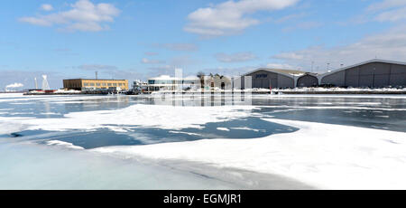 Gesamtansicht der Billy Bishop Toronto City Airport Fährterminal und Porter Airlines Hangar am 25. Februar 2015. Stockfoto