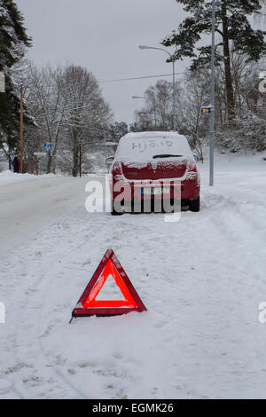Kaputtes Auto, wo der Besitzer im Schnee auf dem Autofenster geschrieben er Hilfe braucht Stockfoto