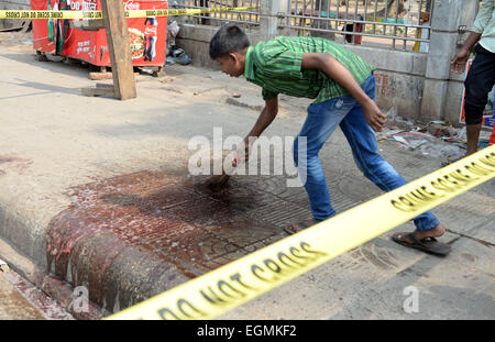 Dhaka, Bangladesch. 27. Februar 2015. Ein Mann säubert das Blut an der Stelle des einen Mord an Universität von Dhaka Bereich in Dhaka, Bangladesch, 27. Februar 2015. Unbekannte Angreifern gehackt Donnerstagabend einen Bangladeshi Blogger zum Tode in der Hauptstadt Dhaka. Bildnachweis: Shariful Islam/Xinhua/Alamy Live-Nachrichten Stockfoto