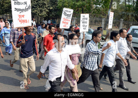 Dhaka, Bangladesch. 27. Februar 2015. Sozialaktivisten, Blogger und Autoren besuchen einen Protest fordern die Verhaftung des Mörders an Universität von Dhaka in Dhaka, Bangladesch, 27. Februar 2015. Unbekannte Angreifern gehackt Donnerstagabend einen Bangladeshi Blogger zum Tode in der Hauptstadt Dhaka. Bildnachweis: Shariful Islam/Xinhua/Alamy Live-Nachrichten Stockfoto