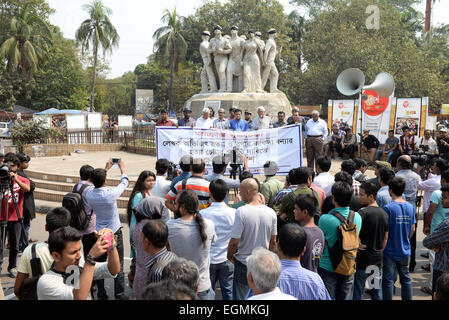 Dhaka, Bangladesch. 27. Februar 2015. Sozialaktivisten, Blogger und Autoren besuchen einen Protest fordern die Verhaftung des Mörders an Universität von Dhaka in Dhaka, Bangladesch, 27. Februar 2015. Unbekannte Angreifern gehackt Donnerstagabend einen Bangladeshi Blogger zum Tode in der Hauptstadt Dhaka. Bildnachweis: Shariful Islam/Xinhua/Alamy Live-Nachrichten Stockfoto