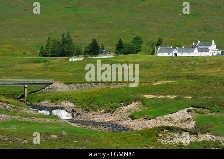 Cluanie Lodge Inn & Cluanie River Glen Shiel, Highland, Schottland Stockfoto
