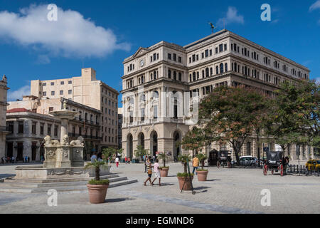 Plaza De San Francisco mit der Fuente de Los Leones, geformt durch Giuseppe Gaggini. Havanna, Kuba. Stockfoto