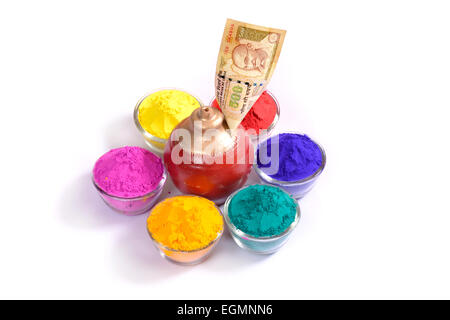 Sparschwein mit 500 indische Rupien, umgeben von bunten Haufen von Gulaal in Schalen Stockfoto