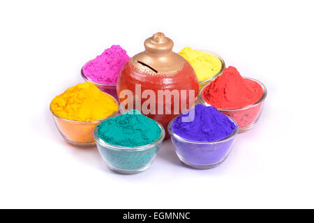 Sparschwein, umgeben von bunten Haufen von Gulaal in Schalen Stockfoto