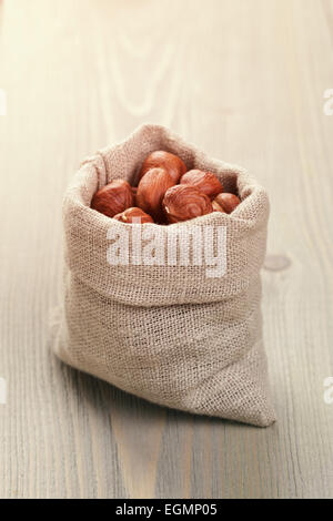 Sack-Tasche voll mit Haselnuss-Kerne, rustikalen Stil Foto Stockfoto