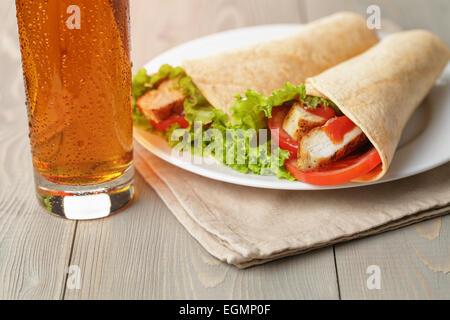 frisch gebackene Tortilla wraps mit Huhn und Gemüse Stockfoto