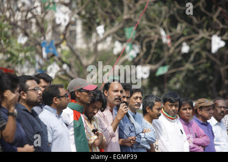 Dhaka, Bangladesch. 27. Februar 2015. Bangladesch-Aktivisten versammelten sich im Shahabag Bereich für Protest Avijits Todes, Dhaka, Bangladesh. 27. Februar 2015. Unbekannte Angreifer haben zum Tod prominenter Bangladeshi-amerikanische Blogger Avijit Roy zerhackt und schwer verletzt seine Blogger Frau Rafida Ahmed Banna. Die Polizei sagte, dass das Paar kam unter Angriff in der Nähe von TSC-Kreuzung an der Universität von Dhaka rund um 21:30 am Donnerstag. Islamistische Fanatiker haben Avijit, ein Biotechnologe und ein eingebürgerter US-Bürger für seine aktive Kampagne gegen islamistischen radikalen bedroht. Bildnachweis: Suvra Kanti Das/ZUMA Draht/Alamy Live Ne Stockfoto