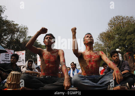 Dhaka, Bangladesch. 27. Februar 2015. Bangladesch-Aktivisten versammelten sich Universität von Dhaka Bereich für Protest Avijits Todes. Unbekannte Angreifer haben zum Tod prominenter Bangladeshi-amerikanische Blogger Avijit Roy zerhackt und schwer verletzt seine Blogger Frau Rafida Ahmed Banna. Die Polizei sagte, dass das Paar kam unter Angriff in der Nähe von TSC-Kreuzung an der Universität von Dhaka rund um 21:30 am Donnerstag. Islamistische Fanatiker haben Avijit, ein Biotechnologe und ein eingebürgerter US-Bürger für seine aktive Kampagne gegen islamistischen radikalen bedroht. Bildnachweis: Suvra Kanti Das/ZUMA Draht/Alamy Live-Nachrichten Stockfoto