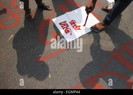 Dhaka, Bangladesch. 27. Februar 2015. Bangladesch-Aktivisten versammelten sich Universität von Dhaka Bereich für Protest Avijits Todes. Unbekannte Angreifer haben zum Tod prominenter Bangladeshi-amerikanische Blogger Avijit Roy zerhackt und schwer verletzt seine Blogger Frau Rafida Ahmed Banna. Die Polizei sagte, dass das Paar kam unter Angriff in der Nähe von TSC-Kreuzung an der Universität von Dhaka rund um 21:30 am Donnerstag. Islamistische Fanatiker haben Avijit, ein Biotechnologe und ein eingebürgerter US-Bürger für seine aktive Kampagne gegen islamistischen radikalen bedroht. Bildnachweis: Suvra Kanti Das/ZUMA Draht/Alamy Live-Nachrichten Stockfoto