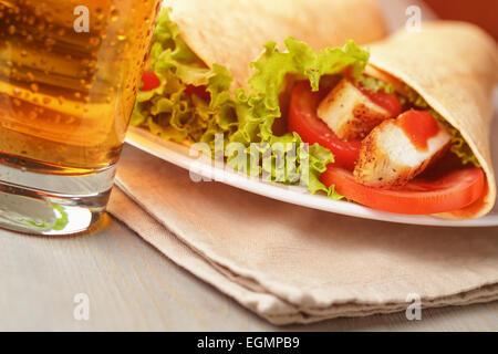 frisch gebackene Tortilla wraps mit Huhn und Gemüse Stockfoto