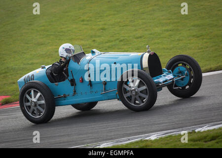 1926/27 Bugatti Typ 35 b mit Fahrer Stephen Gentry, Oldtimer Sportwagen Festival 2014, Snetterton, Norfolk, Großbritannien. Stockfoto