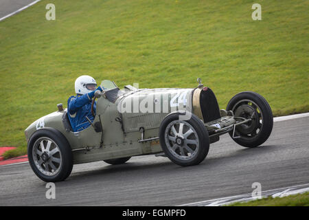 1925 Bugatti Typ 35 b mit Fahrer Chris Hudson, 2014 Oldtimer Sportwagen Festival, Snetteron, Norfolk, Großbritannien. Stockfoto