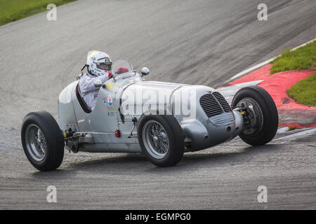 1938-Maserati 6CM mit Fahrer Calum Lockie 2014 Oldtimer Sportwagen Festival, Snetterton, Norfolk, Großbritannien Stockfoto