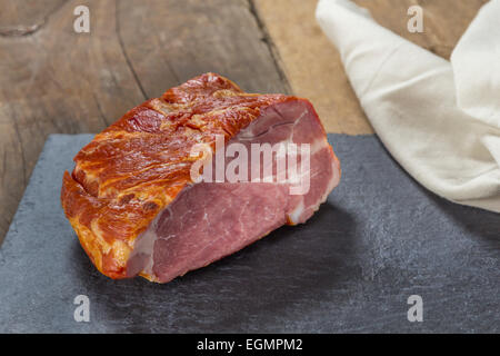 Kasseler auf einem rustikalen Holztisch Stockfoto