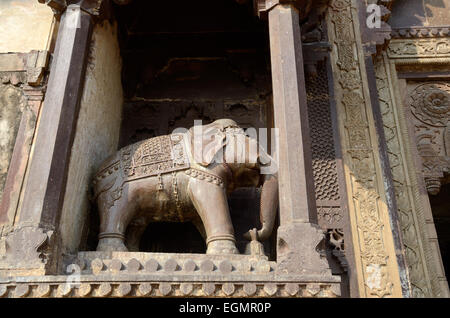 Aufwendigen Schnitzereien an den Außenwänden des 17. Jahrhunderts Jahangir Mahal Palace Orchha Madhya Pradesh Indien Stockfoto