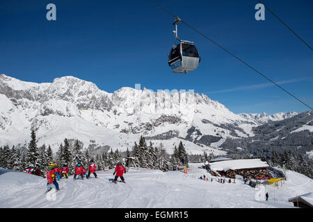 Skifahrer auf der Piste vor Berg Landschaft, Hochkönig, Karbachalm Seilbahn, Skigebiet Ski Amade, Mühlbach Stockfoto