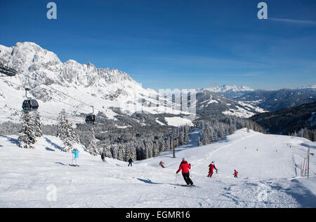 Skifahrer auf der Piste vor Bergkulisse, Hochkönig, Amade, Skifahren, Mühlbach, Salzburger Land, Österreich Stockfoto