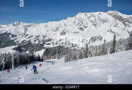 Skifahrer auf der Piste vor Bergkulisse, Hochkönig, Amade, Skifahren, Mühlbach, Salzburger Land, Österreich Stockfoto