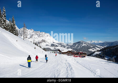 Skifahrer auf der Piste vor Bergkulisse, Hochkönig, Amade, Skifahren, Mühlbach, Salzburger Land, Österreich Stockfoto