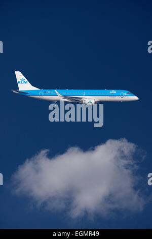 PH-EZS KLM Cityhopper Embraer ERJ-190STD, ERJ-190-100, im Flug Stockfoto