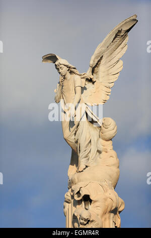 Engel auf ein monumentales Grab, Cimetière du Château Friedhof auf der Schloss-Hügel, schön, Alpes-Maritimes Abteilung zum Schweigen zu bringen Stockfoto