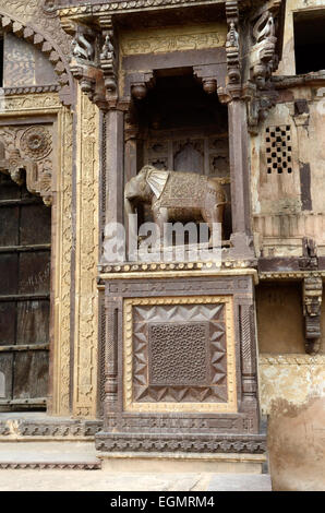 Aufwendigen Schnitzereien an den Außenwänden des 17. Jahrhunderts Jahangir Mahal Palace Orchha Madhya Pradesh Indien Stockfoto