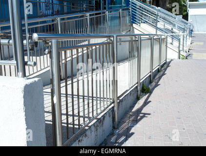 Handläufe aus Edelstahl werden an den Wänden und Schritte installiert. Stockfoto