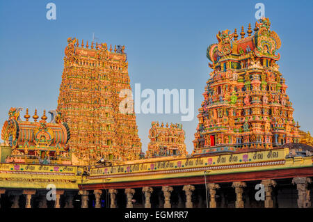 Schöne bunte Türme von Meenakshi Amman Tempel in Indien Stockfoto