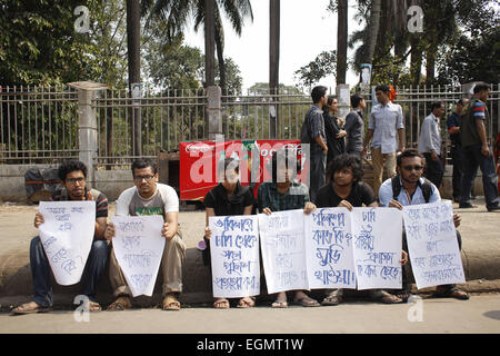 Dhaka, Bangladesch. 27. Februar 2015. Bangladesch-Aktivisten stellt vor der Ort, wo prominente Blogger in Bangladesch-amerikanischen Avijit Roy zu Tode gehackt wurde. Unbekannte Angreifer haben zum Tod Schriftsteller Avijit Roy zerhackt und schwer verletzt seine Blogger Frau Rafida Ahmed Banna. Die Polizei sagte, dass das Paar kam unter Angriff in der Nähe von TSC Kreuzung an der Universität von Dhaka rund um 21:30 am Donnerstag, Dhaka, Bangladesh. Islamistische Fanatiker haben Avijit, ein Biotechnologe und ein eingebürgerter US-Bürger für seine aktive Kampagne gegen islamistischen radikalen bedroht. Bildnachweis: Suvra Kanti Das/ZUMA Draht/Alamy Live Stockfoto