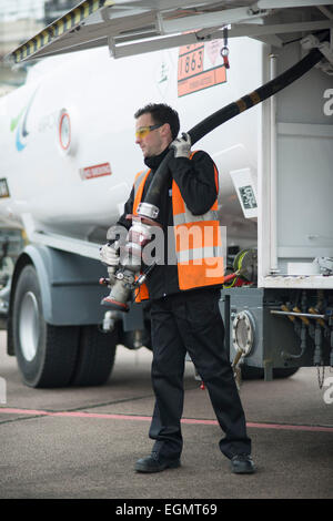 Flughafen Arbeiter hinter den Kulissen bei Shoreham (Brighton City) Flughafen, Feuerwehr, Flughafenpersonal, Flugzeuge, Flugzeuge etc. tanken. Stockfoto