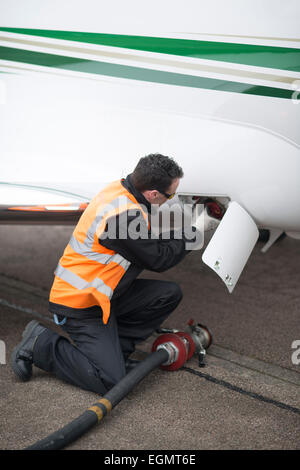 Flughafen Arbeiter hinter den Kulissen bei Shoreham (Brighton City) Flughafen, Feuerwehr, Flughafenpersonal, Flugzeuge, Flugzeuge etc. tanken. Stockfoto