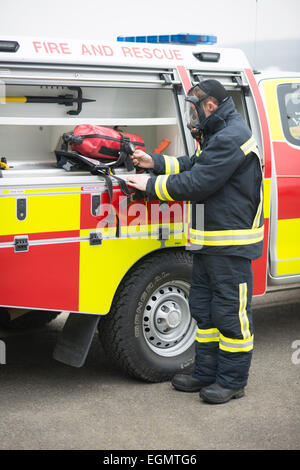 Flughafen Arbeiter hinter den Kulissen bei Shoreham (Brighton City) Flughafen, Feuerwehr, Flughafenpersonal, Flugzeuge, Flugzeuge etc. tanken. Stockfoto