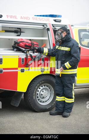 Flughafen Arbeiter hinter den Kulissen bei Shoreham (Brighton City) Flughafen, Feuerwehr, Flughafenpersonal, Flugzeuge, Flugzeuge etc. tanken. Stockfoto