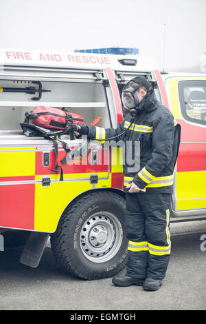 Flughafen Arbeiter hinter den Kulissen bei Shoreham (Brighton City) Flughafen, Feuerwehr, Flughafenpersonal, Flugzeuge, Flugzeuge etc. tanken. Stockfoto