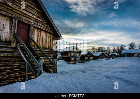 Alte traditionelle norwegische Bauernhäuser. Dezember-Sonnenuntergang am Museum unter freiem Himmel in Geilo, Norwegen. Stockfoto