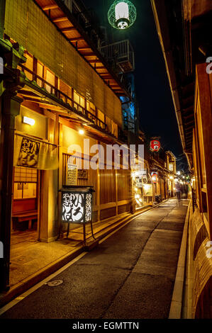 Nachtansicht von Pontocho, einer alten engen Gasse mit traditionellen Bars und Restaurants in Kyoto, Japan. Keine Personen Stockfoto