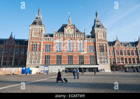 Das Centraal oder Hauptbahnhof Amsterdam Holland Gebäude.  Ein Verkehrsknotenpunkt Hauptbahnhof. Stockfoto